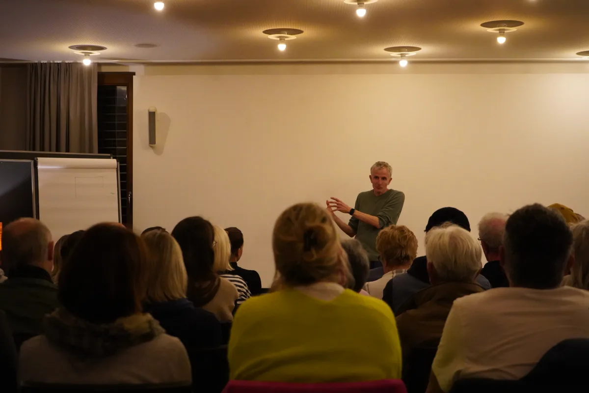 Martin Jucker bespricht die Probleme mit den Anwohner von Seegräben.